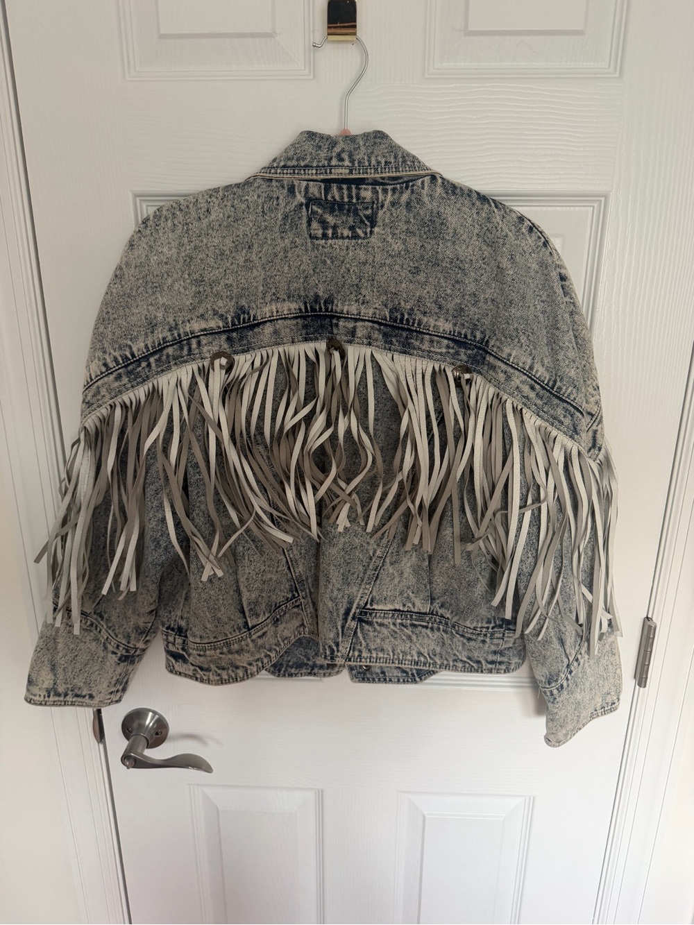 🔥Vintage 90s Rare Sergio Valente Acid-Wash Denim Jacket with White Fringe🔥 - Picture 2 of 4